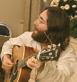 Џон Ленон 1969. године, изводи песму Give Peace A Chance