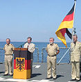 „Dienstflagge der Seestreitkräfte“ am Rednerpult und am Flaggenstock: Ansprache des damaligen Bundespräsidenten Horst Köhler an Bord einer Fregatte der Bundeswehr 2004
