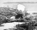 פיצוץ גדול באזור מחסן ונמל בוונסאן שנגרם מפצצות שהטילו מטוסי B-29.