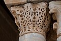 Gros plan sur un chapiteau byzantin très ouvragé du portique sud. Surmontant un astragale orné, il est décoré d'éléments végétaux et d'entrelacs ajourés.
