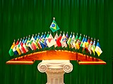 Disposição em panóplia com a bandeira nacional do Brasil, ao centro, e as das unidades federativas.