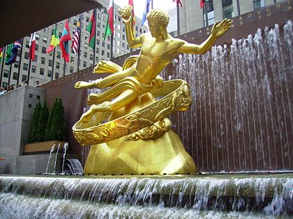 O Prometheus de bronze dourado no Rockefeller Center por Paul Manship (1934), uma atualização de Art Déco estilizada de escultura clássica (1936)
