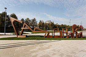 Вид на вход в парк со стороны метро «Каширская»