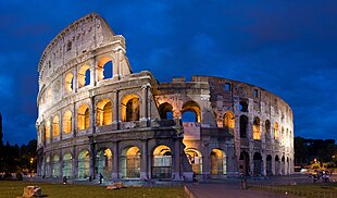Photo de nuit de l'extérieur du Colisée de Rome