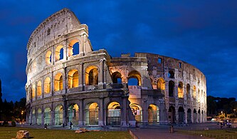 Vue de nuit du Colisée de Rome.