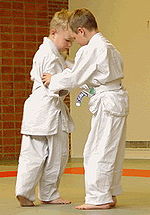 Deux jeunes débutants judoka (ceintures blanches)