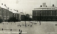 Lademoen folkeskole (Lademoens skole) ca. 1910-1915. Skolen ble tatt i bruk 1906 og var ungdomsskole 1967-1993. Den ble siden kunstneratelierer.[2] Foto: Postkort fra Mittet & Co.