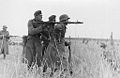 „Fleischlafette“ eines deutschen M. G.-Trupps an der Ostfront mit MG 34