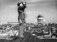 Un membro dei Royal Observer Corps di guardia durante la battaglia d'Inghilterra (1940)