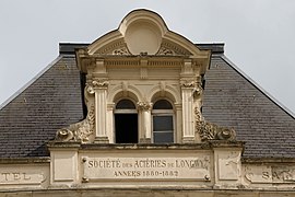 Fronton du Grand Hôtel, aux armes de la Société des aciéries.
