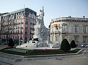 Avenida da Liberdade. Monumento ai caduti della Prima guerra mondiale e sulla destra, l'ambasciata di Spagna
