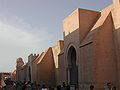 Porches et contreforts de la façade occidentale (vers le milieu) avec, à droite, le porche de Bab al-Ma.