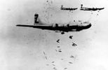 US-amerikanische B29-Bomber beim Abwurf von Randbomben über einer japanischen Stadt 1945