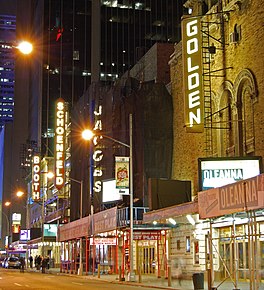 Golden Theatre, Bernard B. Jacobs Theatre, Gerald Schoenfeld Theatre și Booth Theatre pe West 45th Street din Theater District