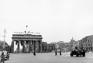 Mobil lapis baja Inggris, di Gerbang Brandenburg di Berlin, 1950