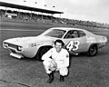 Richard Petty devant sa voiture no 43 en 1973.