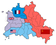Graphische Karte von Berlin mit den vier Sektoren, die farblich mit den Fahnen der jeweiligen Besatzungsmacht bezeichnet sind.