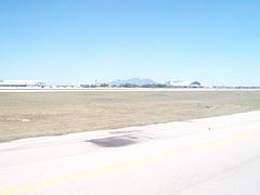 Vista de Sierra de Maranguape de la pista del aeropuertu