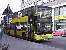 Un autobus urbano a due piani in servizio a Berlino