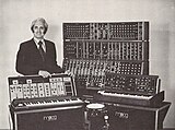 Robert Moog, inventeur du synthétiseur Moog (1957).