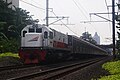 Lokomotif CC 201 42 (CC 201 83 04) menarik rangkaian eks KeYo M15 (BUD 29) dari Jalur Musashino menuju Depok