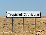 Знак који означава Тропик Јарца док пролази кроз Намибију