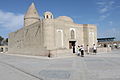 El mausoleo de Chashma-Ayub (vista exterior)).