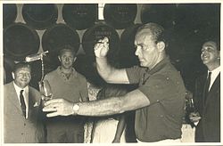 Знаменитый футболист Альфредо Ди Стефано наливает бокал хереса из бочонка (1963)