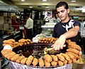Un tânăr palestinian servind falafel în Ramallah.