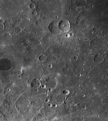 Image en vue de dessus de la surface lunaire, avec des cratères diffus.