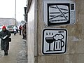 Colar stickers é uma maneira de levar arte às ruas da cidade.