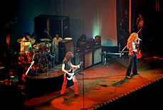 Led Zeppelin se apresentando no Chicago Stadium em janeiro de 1975, poucas semanas antes do lançamento de Physical Graffiti