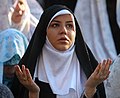 مسلمة إيرانية تدعي بعد الصلاة الفطر.