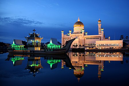 28. Brunei Sultanı tarafından Brunei nehri kenarında yaptırılmış olan Sultan Ömer Ali Seyfeddin Camii, 1958 yılında tamamlanmıştır. (Üreten: Sam Garza)