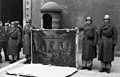 Soldados alemães em 1944 posando com uma foto da Pannini - Carlo III di Borbone che visita il papa Benedetto XIV nella café del Quirinale a Roma - na época saqueada do Museu de Nápoles