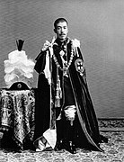 騎士団の正装をした日本の大正天皇（1912年頃撮影）