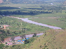Foto muara antara Kagera dan Ruvubu, dengan pos perbatasan Rwanda-Tanzania di latar depan. Foto diambil dari bukit terdekat.