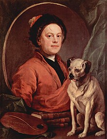 Seorang lelaki yang memakai jubah merah dan topi hitam di cermin. Seekor anjing kuning kecil dengan hidung hitam dan telinga yang berdiri di samping cermin.