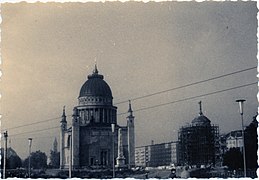 1962 г.: Църквата „Свети Николай“ току-що е получила своята латерна (вж. скелето върху купола), кметстовото се реконструира като Дом на културата „Мархвитца“