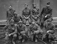 Nove soldados negros do 369º Regimento de Infantaria do Exército dos EUA, os "Harlem Hellfighters", condecorados com a Croix de guerre por bravura em combate.