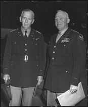 Generallar Jorj C. Marshall va Genri "Hap" Arnold 1944-yilda.