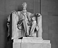 リンカーン記念館のリンカーン像（椅子のアーム部分がファスケスの形状）