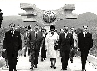 Председник Тито код Споменика револуције народа Мославине у Подгарићу