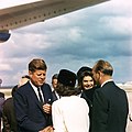 Az elnök és felesége, Jacqueline Kennedy megérkezik Dallasba
