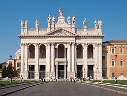 Muka bangunan Basilika Agung Santo Yohanes Lateran