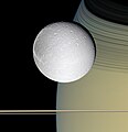 Dione (Dione (Mond)) a Saturn (planet) (Saturn (Planet))
