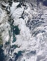 Gran Bretaña en invierno 2010: imagen tomada desde satélite en la que se observa la isla de Gran Bretaña completamente cubierta de nieve a principios de 2010, por Jeff Schmaltz, MODIS.