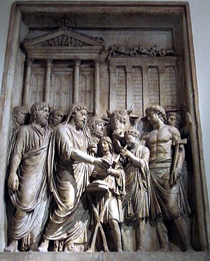 Імператор Марк Аврелій, зі своєю  сім'єю, приносить жертви за межами храму Юпітера Капітолійського після власних перемог у Німеччині (кінець 2 ст. н. е.). Капітолінський музей, Рим