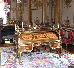 Il Bureau du Roi di Luigi XV realizzato da Jean-Henri Riesener (1760–69), Reggia di Versailles.