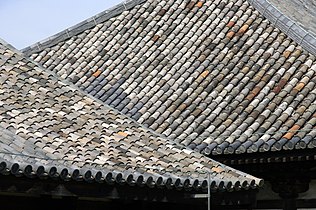 Päähallin ja Zenshitsu-hallin kattotiiliä